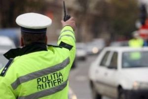 O sibiancă fără permis a lovit două maşini pe strada Frezorilor din Sibiu