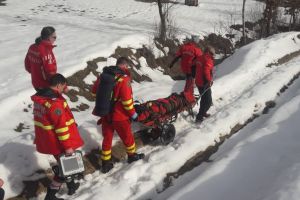 Intervenţie Salvamont-SMURD într-o zonă greu accesibilă pentru a prelua o femeie bolnavă