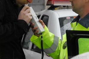 De 5 ori penal: Un tânăr din Nucet a ajuns în arest, după ce a fost prins băut, fără permis şi călare pe o motocicletă cu număr fals de înmatriculare