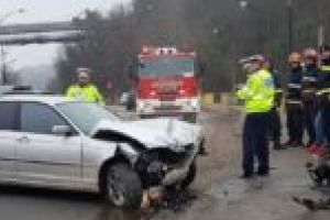 Salvaţi de gardul de protecţie! Accident cu trei victime pe pasajul de la Nera!