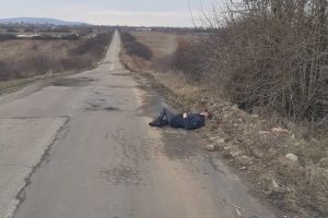 ATENȚIE ȘOFERI! Un bărbat căzut la marginea drumului