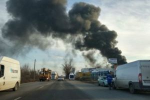 INCENDIU PUTERNIC lângă Bucureşti. Un depozit a fost cuprins de FLĂCĂRI