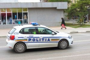 Urziceni: Avea permisul suspendat şi nu a oprit la semnalele poliţiştilor. Urmărit şi prins, s-a prezentat cu un nume fals