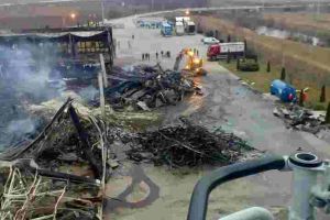 Incendiul de la SOLINA Alba Iulia: Intervenţia pompierilor pentru lichidarea focarelor rămase continuă. Marţi, utilaje grele vor facilita accesul sub elementele de construcţie prăbuşite