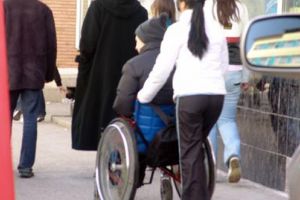 Persoanele cu handicap îşi primesc, de mâine, biletele gratuite de călătorie