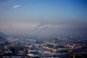 Mongolia – Locuitorii disperati isi trimit copiii in mediul rural pentru a-i feri de smogul sufocant