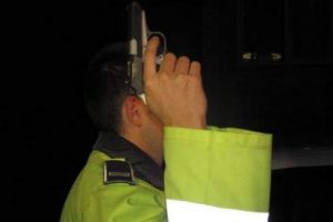 Alertă în Vâlcea. Hoţii au intrat în casa unui poliţist, de unde au furat arma şi alte bunuri