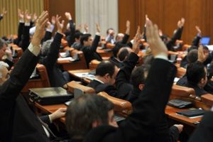 Demisionarii din PSD încearcă să îşi facă grupuri parlamentare. Ţuţuianu vrea grupul „Unirea”, la Senat, Ponta anunţă grupul „Pro România, la Cameră