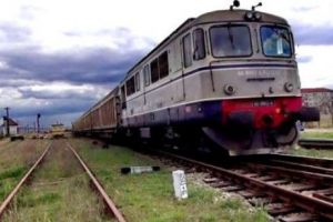 ALERTĂ. Un tren încărcat cu substanţe PERICULOASE a DERAIAT în Caraş-Severin