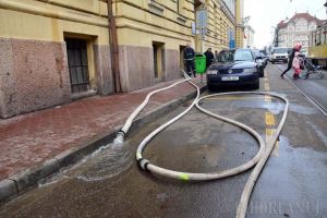 Primărie la apă: Subsolul palatului administrativ al Oradiei a fost inundat (FOTO)