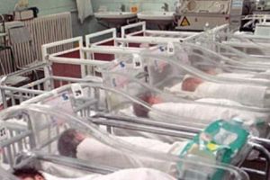 CRIZĂ-RECORD a NATALITĂȚII. În 2018 s-au născut cei mai PUȚINI copii din ULTIMII 50 de ANI