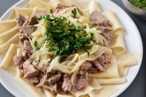 
“Ia, dacă ţi-e foame”. O româncă uimeşte Italia cu gestul ei plin de omenie. Oferă în fiecare zi pachete cu mâncare pentru oamenii străzii sau cei în pană de bani
