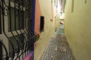 Se caută voluntari pentru refacerea pereţilor de pe Strada Sforii