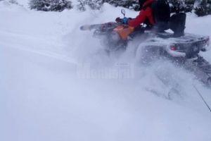 Intervenţie dificilă în munţii Călimani după ce trei persoane pe snowmobil au fost ...