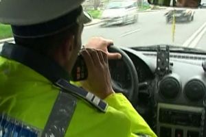Maşina condusă de un tânăr cu permisul suspendat, urmărită în trafic
