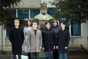 Un satelit cât o doză de suc, provocarea la care lucrează cinci elevi de la liceul din Gura ...