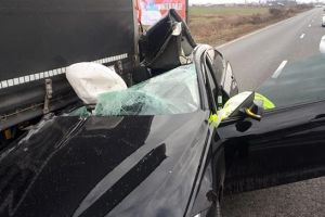 Șoferul unui BMW a scăpat ca prin minune după ce a intrat din plin într-un autotren