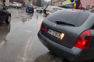Bizonii de Binş'. Şoferi parcaţi pe trecerea de pietoni, „iertaţi” de poliţişti, dar imortalizaţi de trecători (FOTO)