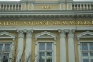 Un ofiter SRI si o gasca de avocati, notari si oameni de afaceri vor sa dea o eleva afara doar pentru ca nu il suporta e tatal acesteia!