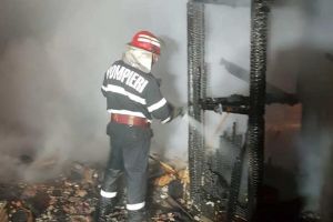 Trei anexe gospodăreşti distruse de foc la Ditrău