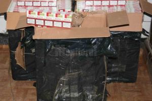 Un microbuz şi 8.000 de pachete ţigări de contrabandă, confiscate de poliţiştii de frontieră