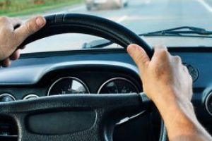 Tanar baimarean ce nu detine permis, prins in flagrant de politisti in timp ce conducea un autoturism sustras
