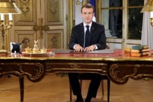 Macron propune ca statul să plătească nişte jurnalişti în ştiri. O naţionalizare parţială a presei?