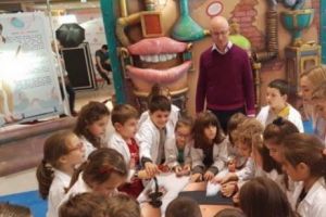 Cum e când ţi se vorbeşte într-o limbă necunoscută? Elevii din Timişoara învaţă ce simt copiii refugiaţilor