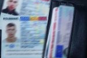 Intre 100 si 300 de euro valoareaza o noua identitate / Carti de identitate false descoperite asupra unor cetateni la controlul vamal