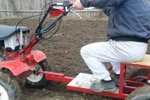 A condus băut un utilaj agricol şi a accidentat un om