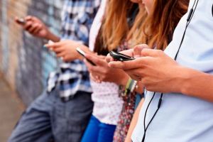 Ministrul Educaţiei vorbeşte despre interzicerea telefonului mobil în şcoli