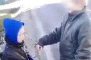 Un copil din Neamţ a fost umilit şi agresat fizic de către alţi copii. Ce l-au pus să facă. VIDEO