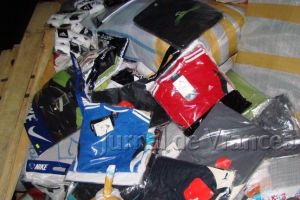 Haine “de firmă” contrafăcute, găsite într-un magazin din Panciu