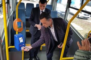 Plată din mers: Oradea este al doilea oraş din România în care călătoriile cu tramvaiele şi autobuzele se pot plăti cu carduri contactless (FOTO / VIDEO)