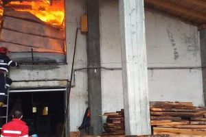 FOTO/VIDEO. Incendiu urmat de o explozie la un atelier de tâmplărie. Pompierii, peste 5 ore de luptă cu flăcările