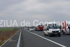 Accident rutier pe Autostrada Soarelui pe sensul catre Constanta. Un autocamion a lovit glisiera mediana. Traficul a fost oprit