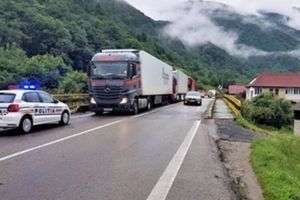Mercedes făcut „pachet” între două tiruri