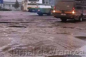 FOTO: Cum se mai face Focşaniul de râs: Autogara, un dezastru! Cu gropi!