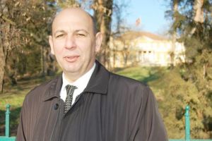 Florin Răvăşilă, director cu acte în regulă în primărie. E singurul care a câştigat concursul PMT