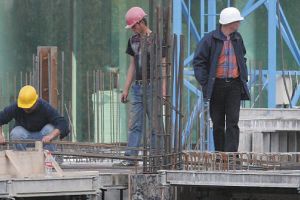 SINDICAT: Firmele din construcţii caută subterfugii pentru nemajorarea salariului minim la 3000 de lei