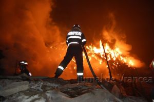 ULTIMĂ ORĂ: Flăcări puternice la o gospodărie din comuna Boloteşti