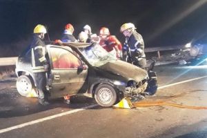 Carambol între trei maşini: două victime încarcerate şi una decedată!