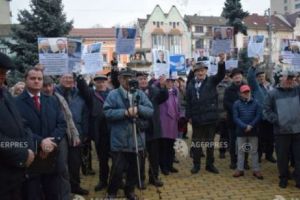 FIASCO la un miting de protest în Târgu Mureş. La UMFST au venit câţiva pensionari aduşi de politicieni.  Profesorii şi studenţii erau la cursuri