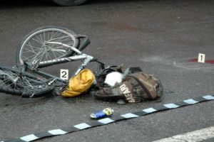 A lovit un biciclist cu portiera maşinii
