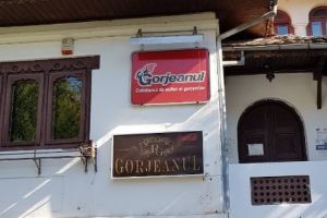 La „Cafeneaua Gorjeanul” ca la Hanu-Ancuţei