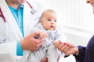 O fetiţă de 4 luni a murit pe holul medicului de familie, în timp ce aştepta pentru consultaţie