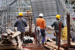 Cetăţeni moldoveni, prinşi lucrând ”la negru” pe şantiere din Râşnov şi Bod