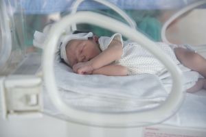 Două monitoare pentru îngrijirea prematurilor, donate Spitalului Judeţean Satu Mare