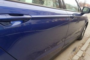 A zgâriat cu intenţie maşinile de pe o stradă întreagă, din Făgăraş. Făptaşul, căutat de Poliţie