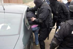 ACUM – Percheziţii cu mascaţi la Merişani